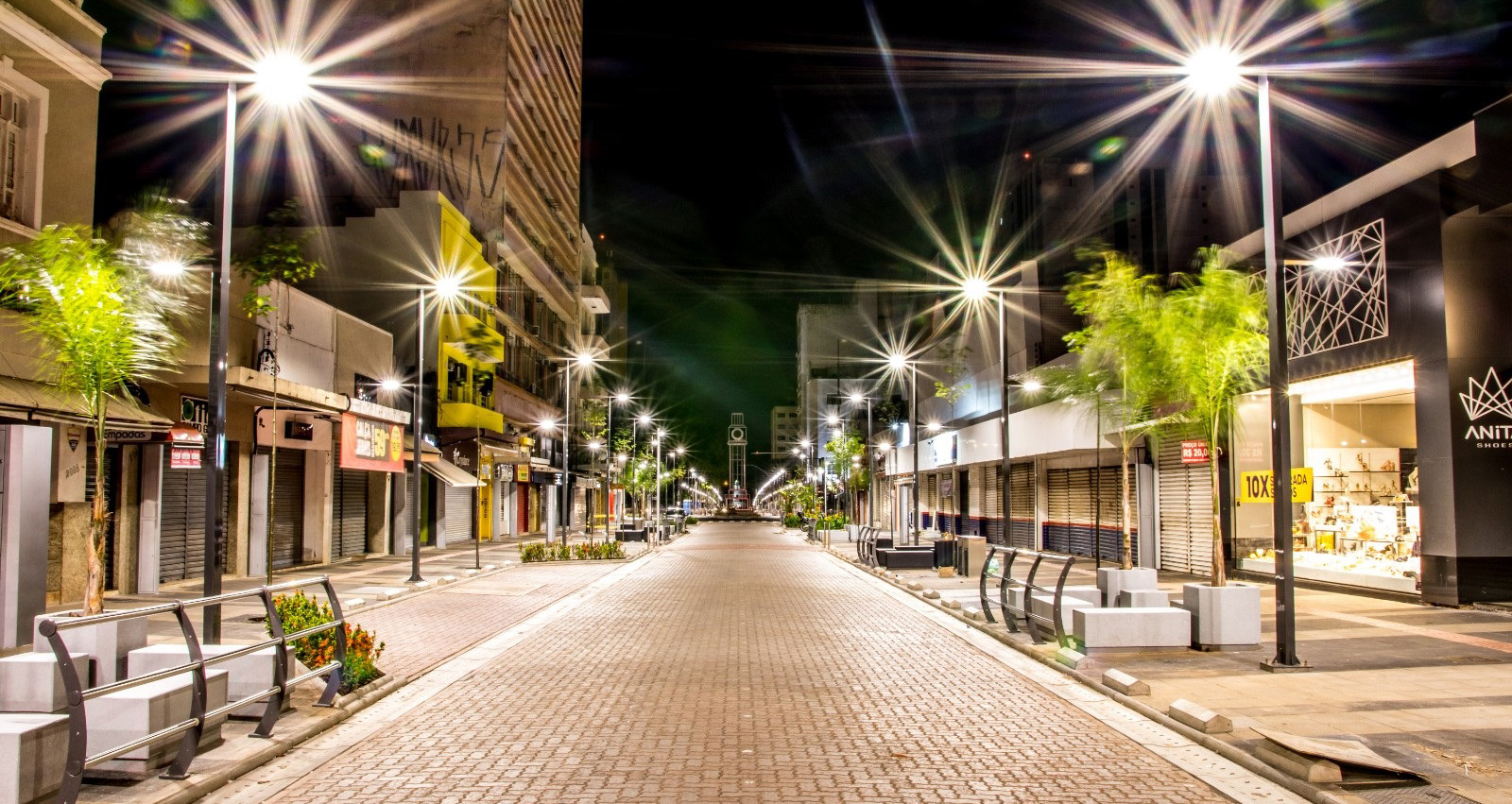 Rua 14 de Julho se consolida como ponto gastronômico, gerando debate sobre adequação das normas e infraestrutura para o aumento do público