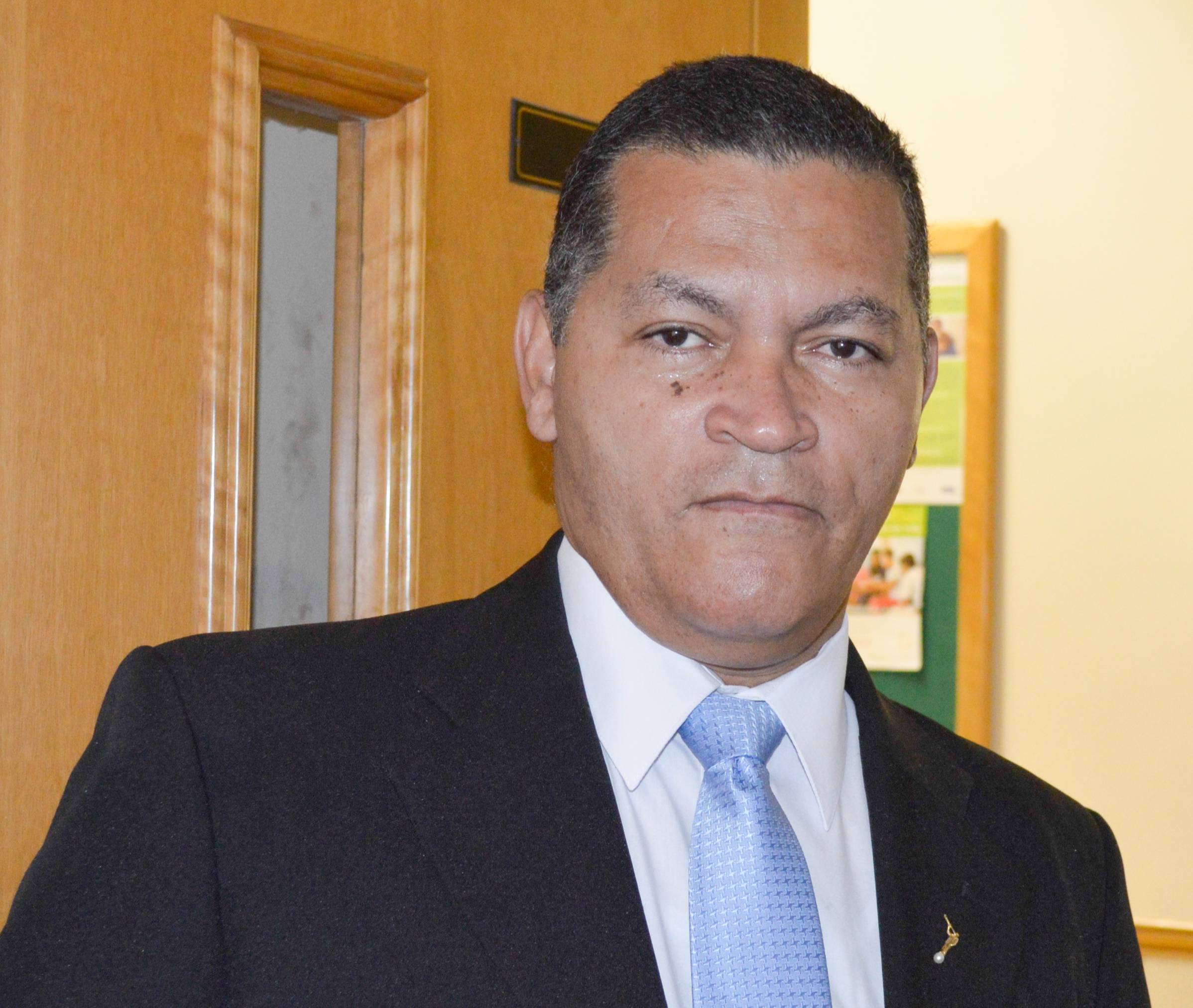 Pais, eduquem! Senão, a escola doutrina!
