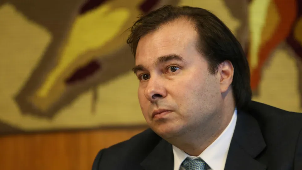 Em resposta a Bolsonaro, Maia diz que presidente é quem agride na rede