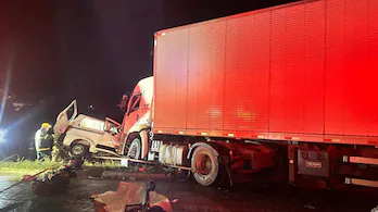 Nove pessoas morrem em acidente entre van e carreta no Norte de Minas Gerais