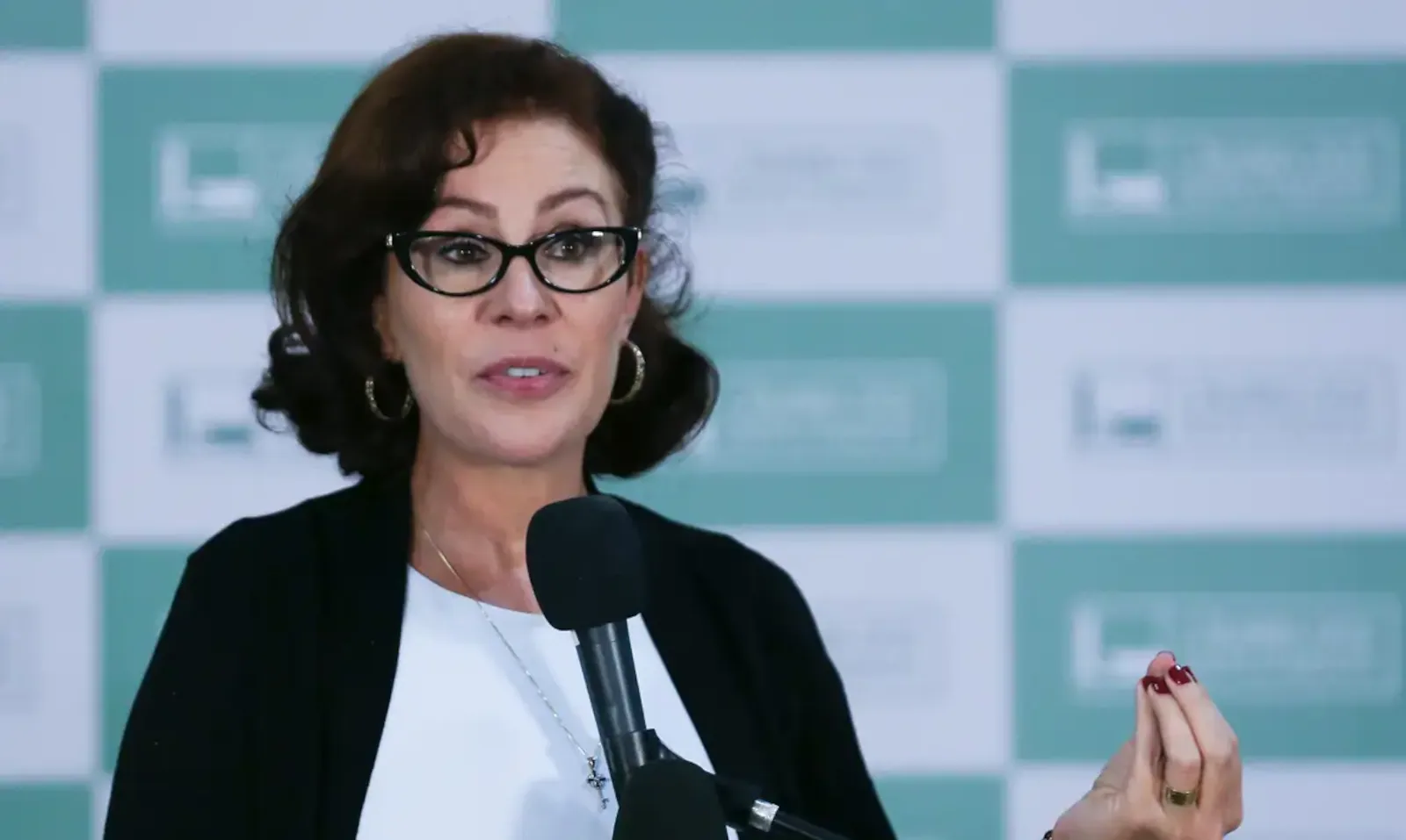 PGR pede prisão de Carla Zambelli após a deputada deixar o país