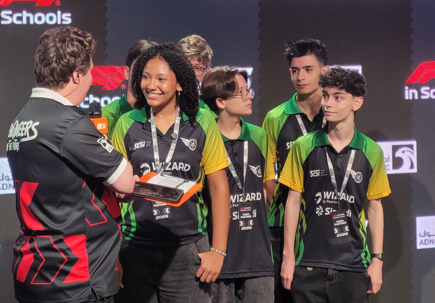 Equipe da Escola Sesi de Dourados ganha troféu em torneio nos Emirados Árabes