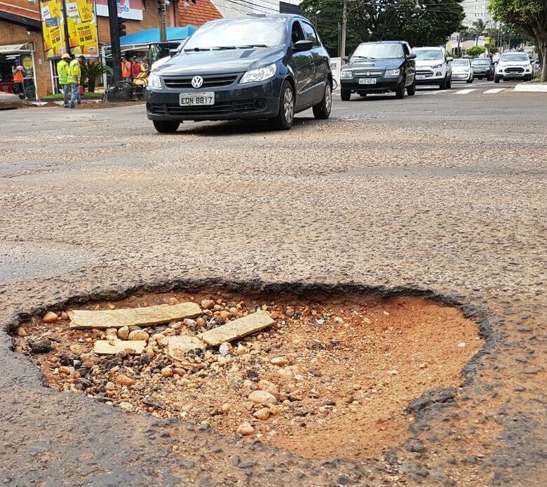 Campanha “Adote um Buraco” ganha força em Campo Grande diante do caos nas vias públicas