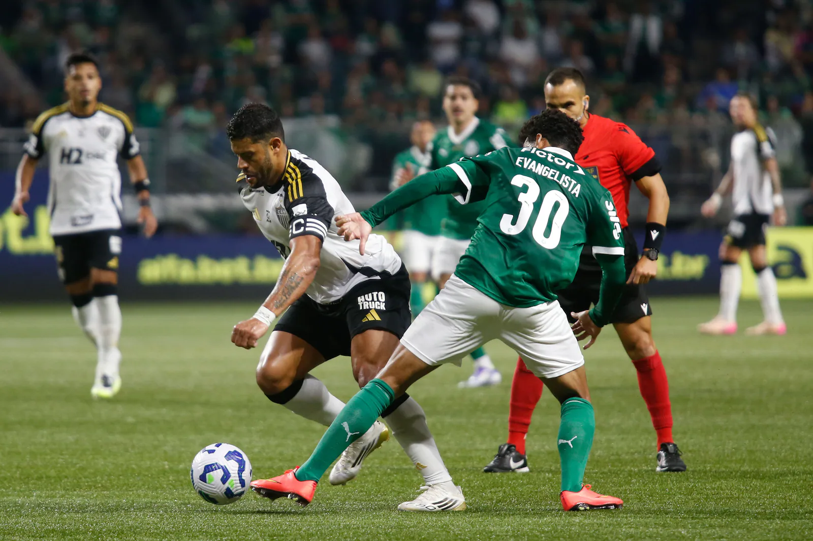 Palmeiras vence Atlético-MG em noite de gala de Hulk