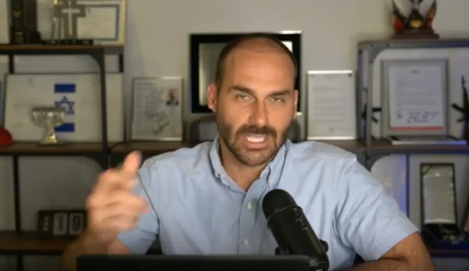  Noticias R7 Brasília Eduardo Bolsonaro diz que não vai renunciar ao mandato de deputado