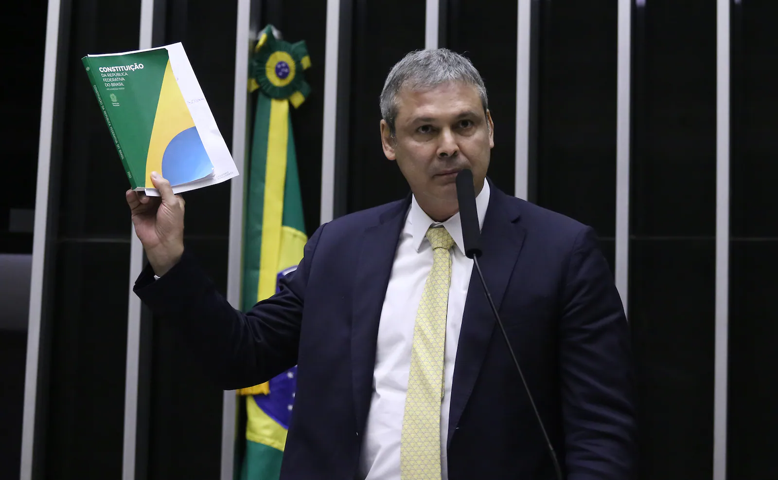 Líder do PT aciona BC para saber quem teve informações privilegiadas sobre tarifaço