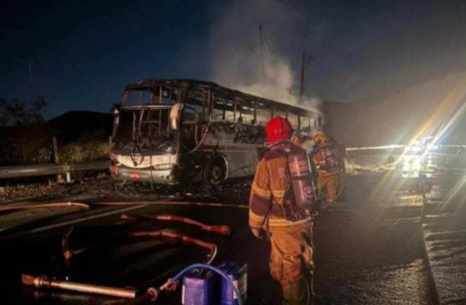 Ônibus com torcedores do Cruzeiro pega fogo em Minas Gerais
