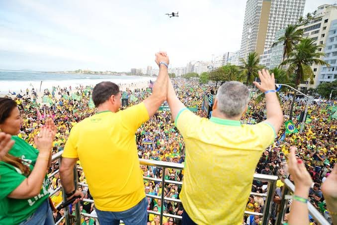 Flávio Bolsonaro promete ajustar contas por ‘chuva de empregos’ e defende ‘mineração com água’