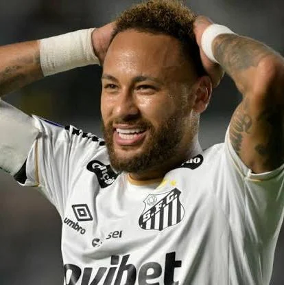 Gramado sintético coloca Neymar em dúvida para jogo contra o Palmeiras