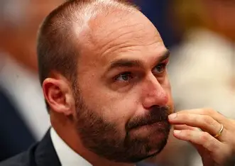 Eduardo Bolsonaro é demitido da Polícia Federal por abandono do cargo de escrivão