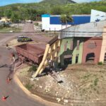 Caminhão colide com pórtico de entrada de Corumbá; equipes atuam no local para garantir a segurança
